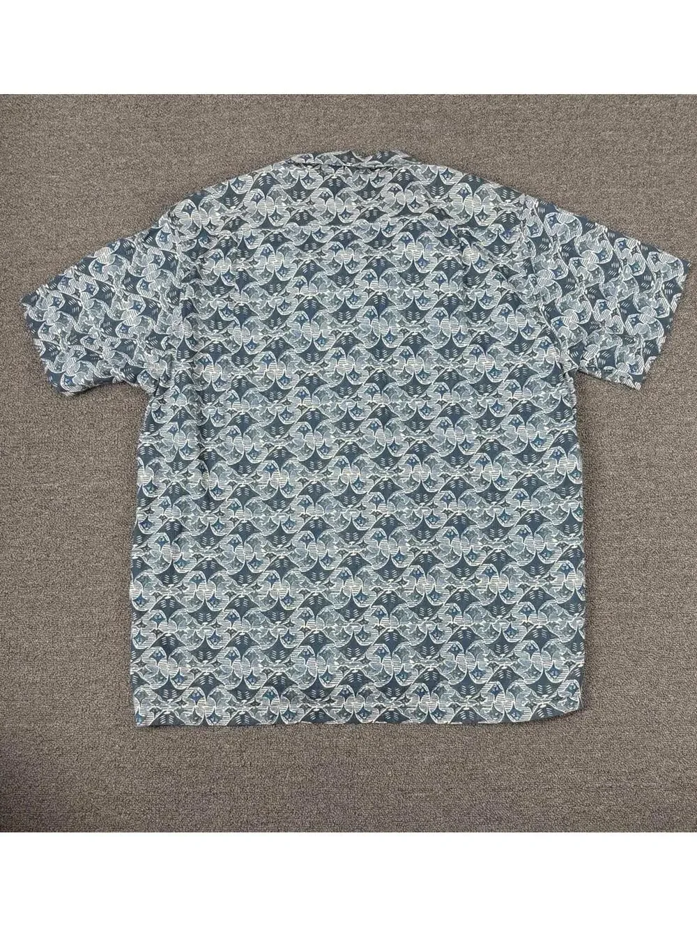 Patagonia Pataloha Men's XL Short Sleeve Hawaiian Shirt Blue Stingray Pattern - Picture 2 of 9